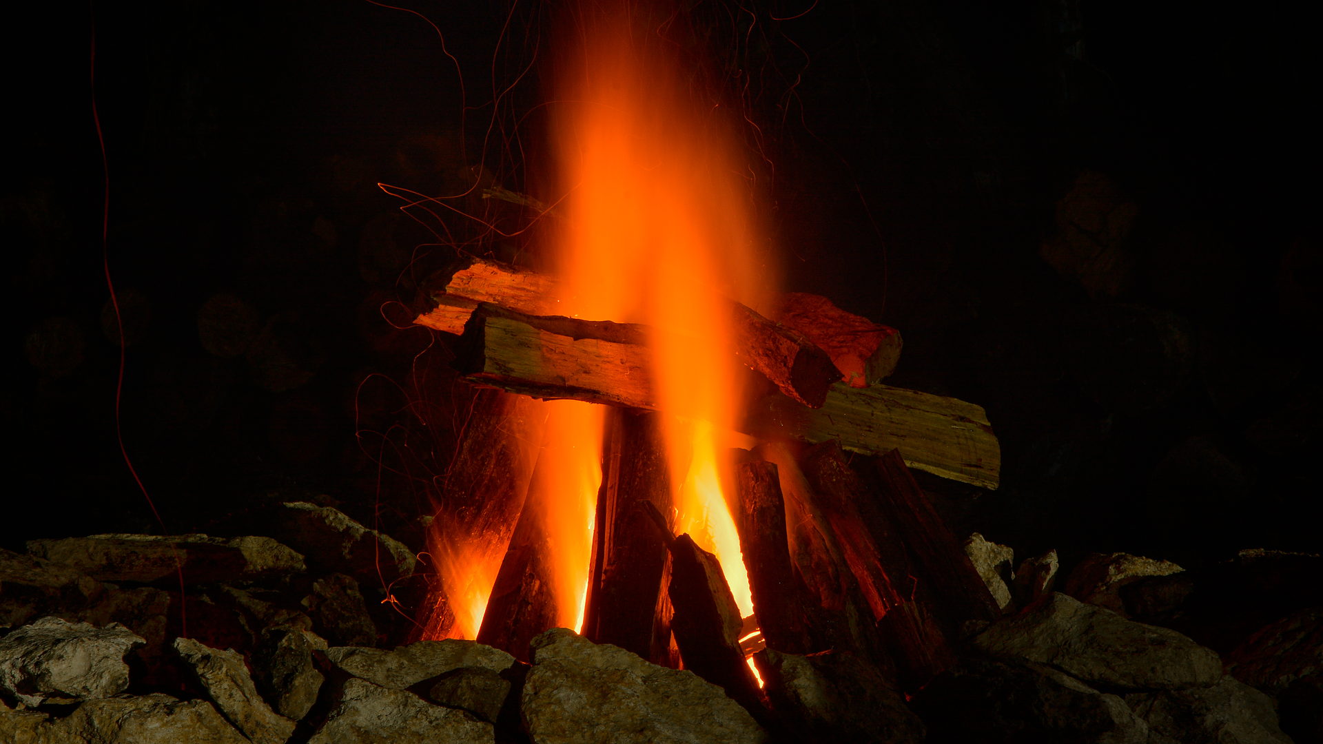 Fogata encendida de noche